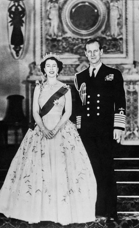 A rainha britânica Elizabeth II posa com o príncipe Philip, duque de Edimburgo, antes de sua coroação, em Londres, em 2 de junho de 1953  — Foto: INTERCONTINENTALE / AFP