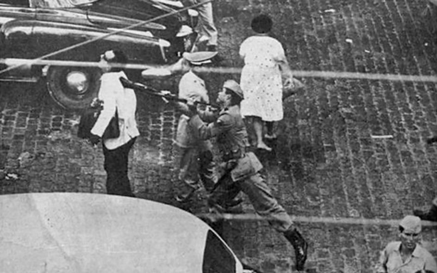Soldado agride civil pelas costas no Recife, em 1º de abril de 1964