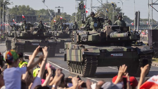 Polônia faz maior parada militar em décadas enquanto aumenta tensão em 'calcanhar de Aquiles' da Otan
