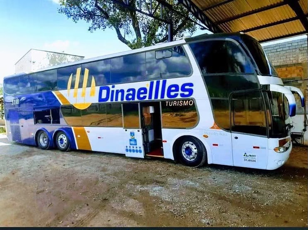 Ônibus que tombou em Petrópolis quando foi vendido em 2025, segundo dono da Dinaelles — Foto: Álbum de família