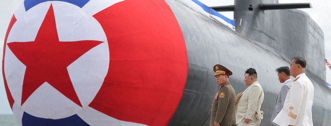 Ditador norte coreano inspecionou o submarino nesta quinta-feira — Foto: AFP PHOTO/KCNA VIA KNS