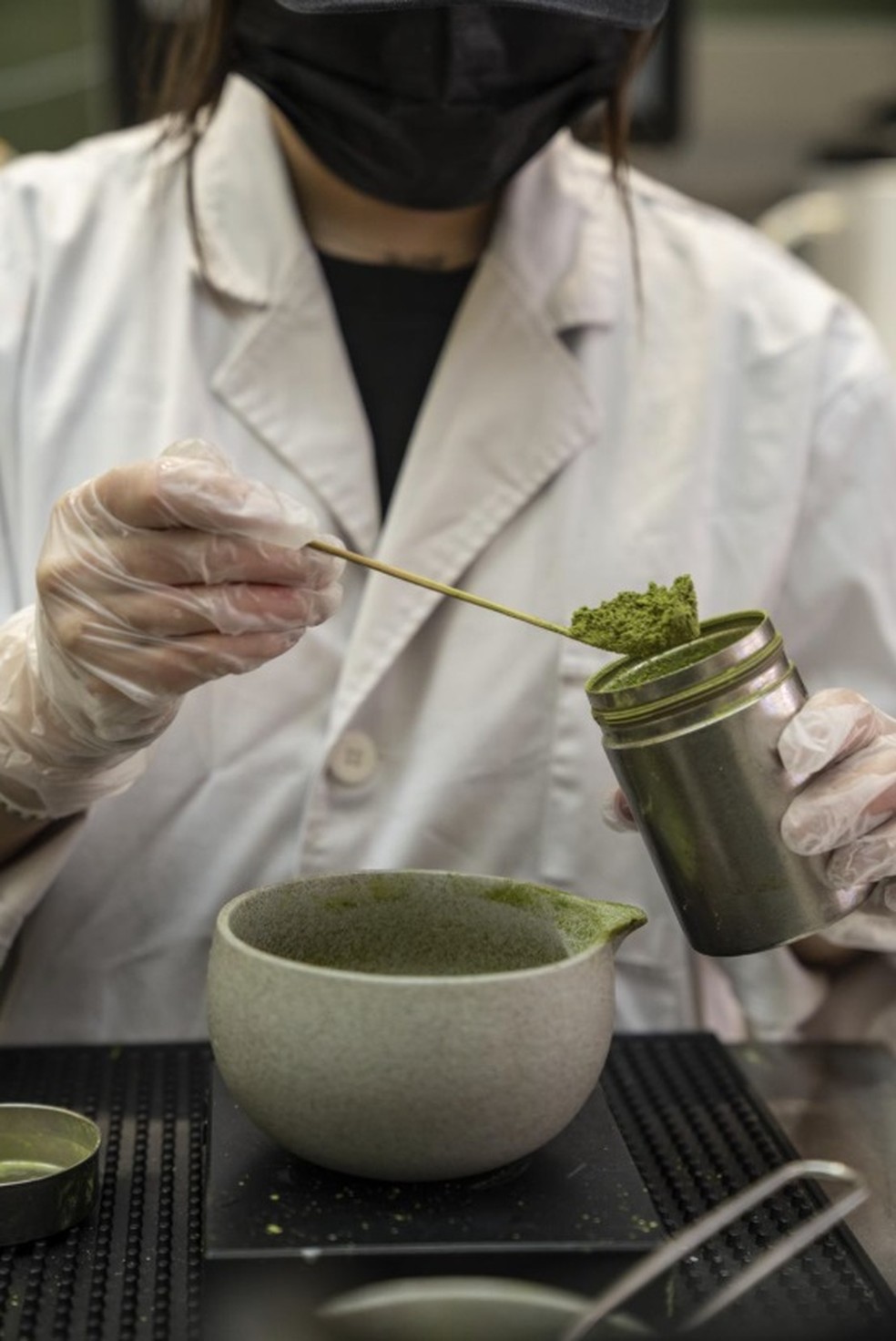 Uma funcionária prepara bebidas no HeyTea, na Times Square: unidade atrai longas filas para bebidas exclusivas, como chá de frutas com espuma de queijo — Foto: Ava Pellor/The New York Times