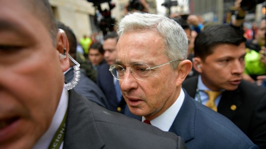 Justiça da Colômbia acusa Álvaro Uribe de suborno e fraude, no primeiro julgamento criminal contra um ex-presidente no país