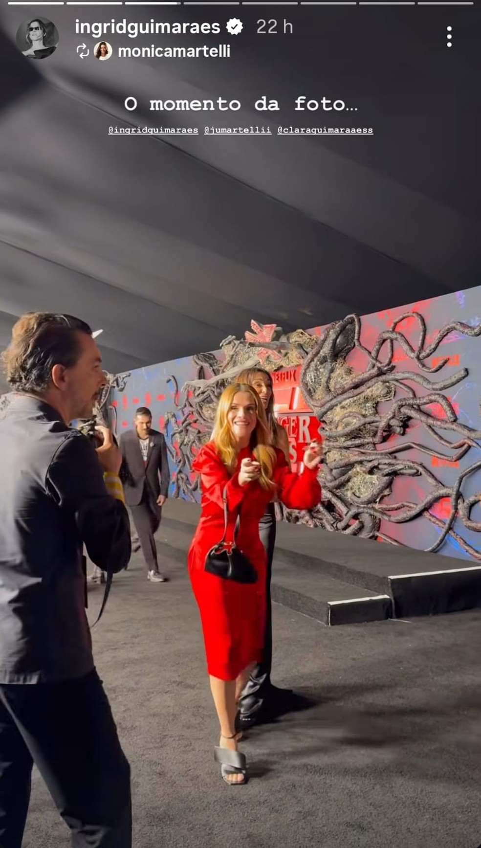 Ingrid Guimarães foge de foto oficial parar tietar ator da série — Foto: Reprodução/Instagram