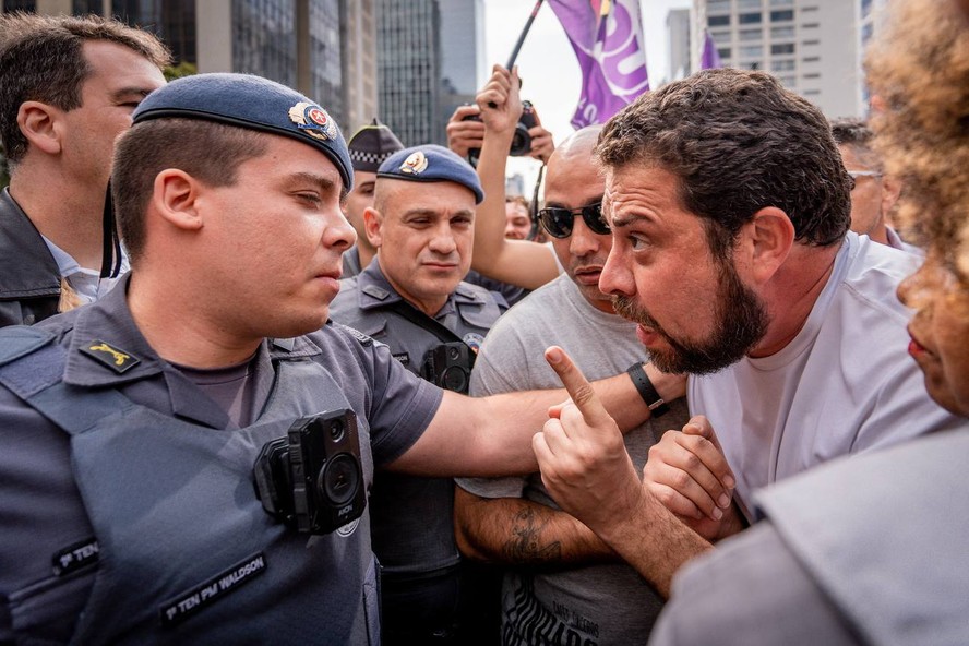 Guilherme Boulos discute com PMs na Avenida Paulista após ser acusado de agredir menor de idade