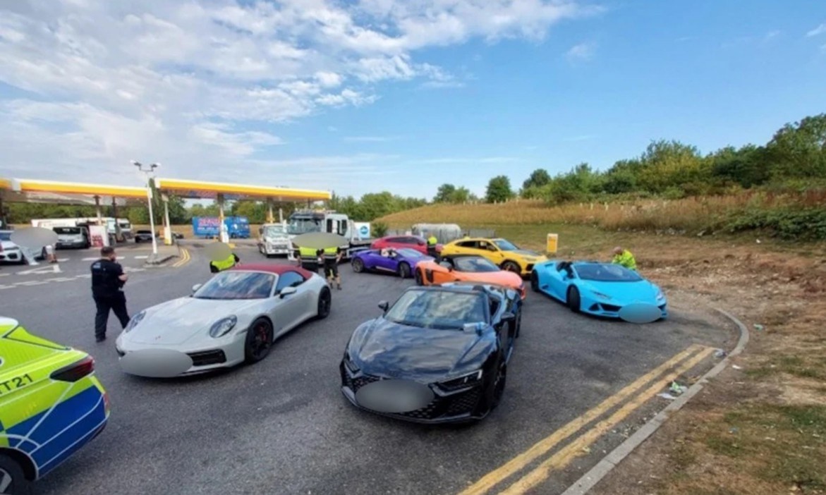 Comboio de 13 supercarros é apreendido após manobras perigosas em rodovia no Reino Unido; veja fotos - QTU Questões do Universo