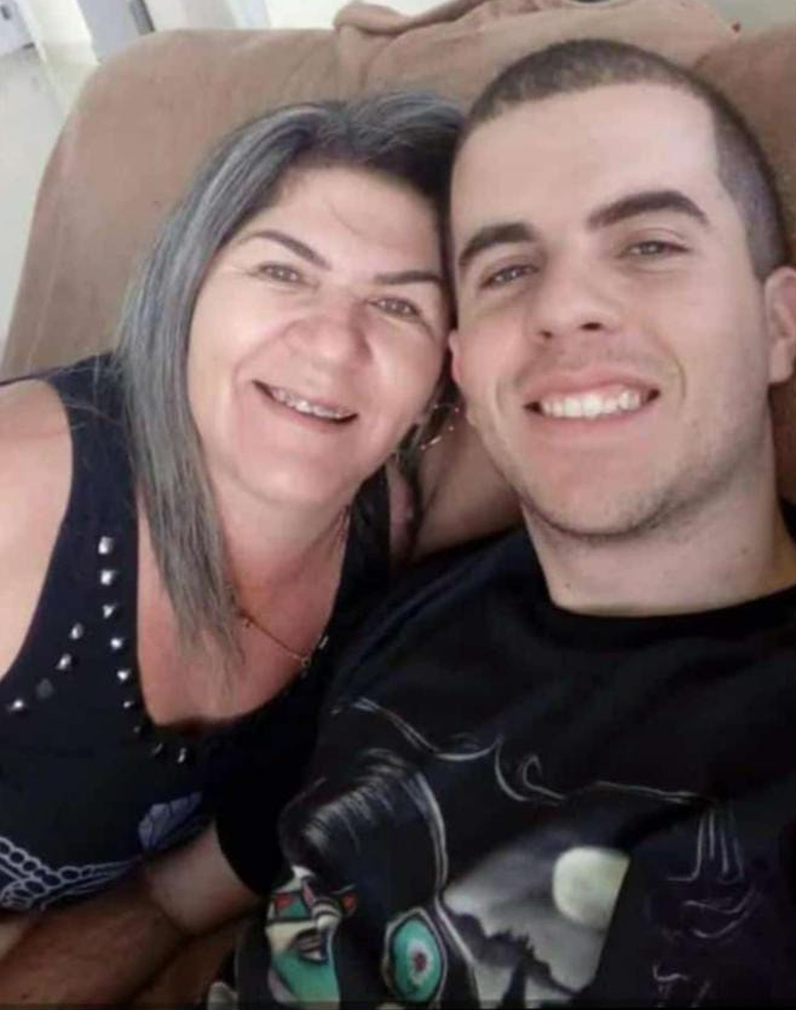 Geilza da Silva Alves, 51 anos, e o filho Alan Alves de Souza foram mortos a tiros pelo ex-namorado dela durantealmoço de família, em novembro de 2021Reprodução