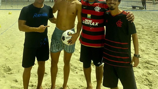João Félix, do Chelsea, joga futvôlei e futmesa em praia do Rio