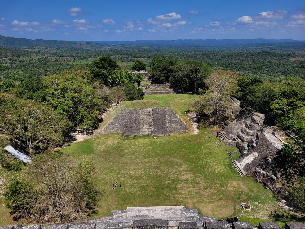 O sítio arqueológico maia de Xunantunich no distrito de Cayo, em Belize, visto do alto da pirâmide El Castillo, de 40 metros de altura — Foto: Eduardo Maia / O Globo