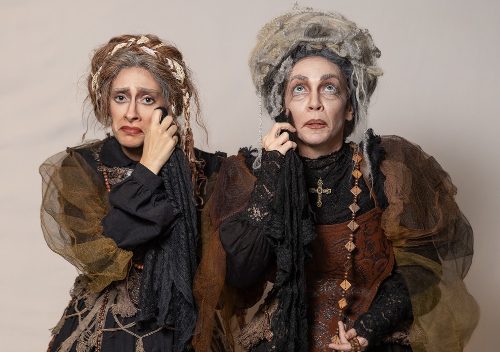Juliana Linhares e Laila Garin como carpideiras em "As centenárias", versão musical de comédia estrelada por Andréa Beltrão e Marieta Severo — Foto: Divulgação/Andrea Nestrea