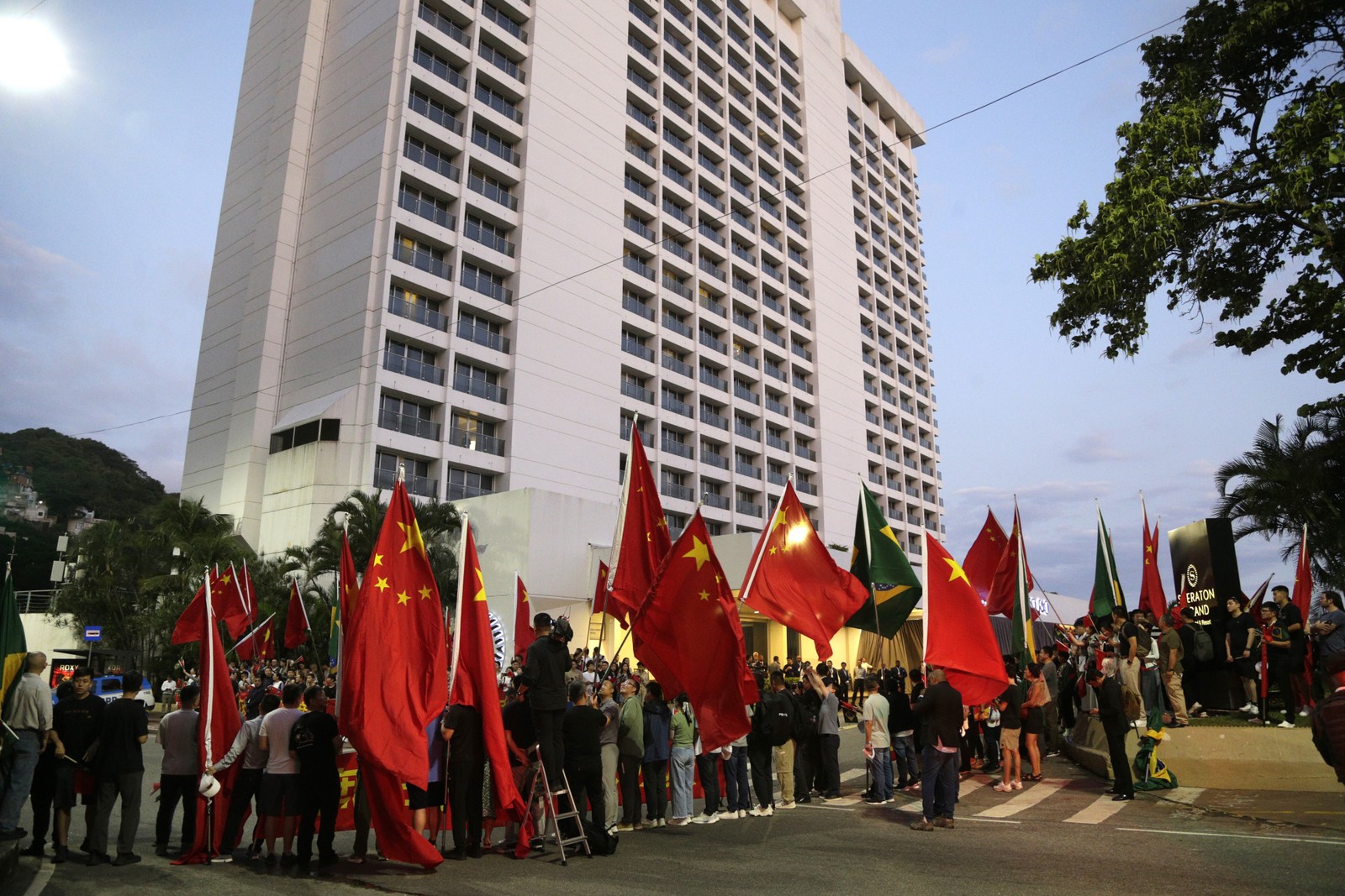 Grupos de chineses 'invadiram' as ruas do Rio para acompanharem o deslocamento da comitiva de Xi Jinping Foto: Leo Martins / Agencia O Globo