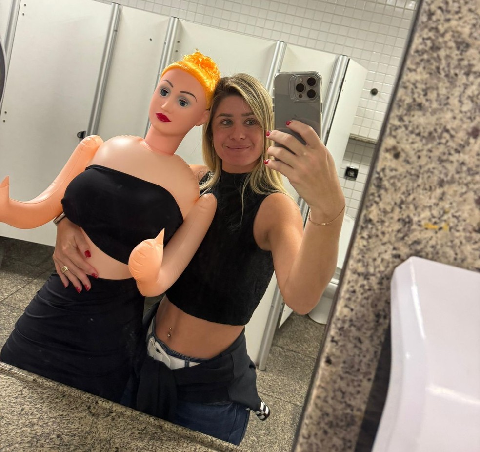 A criadora de conteúdo adulto Débora Peixoto embarcou na manhã desta quarta-feira (29), no aeroporto de Congonhas, em São Paulo, acompanhada de uma sex doll em tamanho rea — Foto: Divulgação
