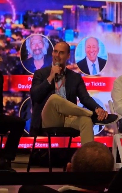 Eduardo Bolsonaro provoca ao falar de guerra cultural em estreia de filme