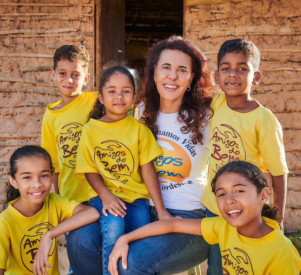 Alcione Albanesi, com crianças das escolas apoiadas pela Amigos do Bem — Foto: Divulgação