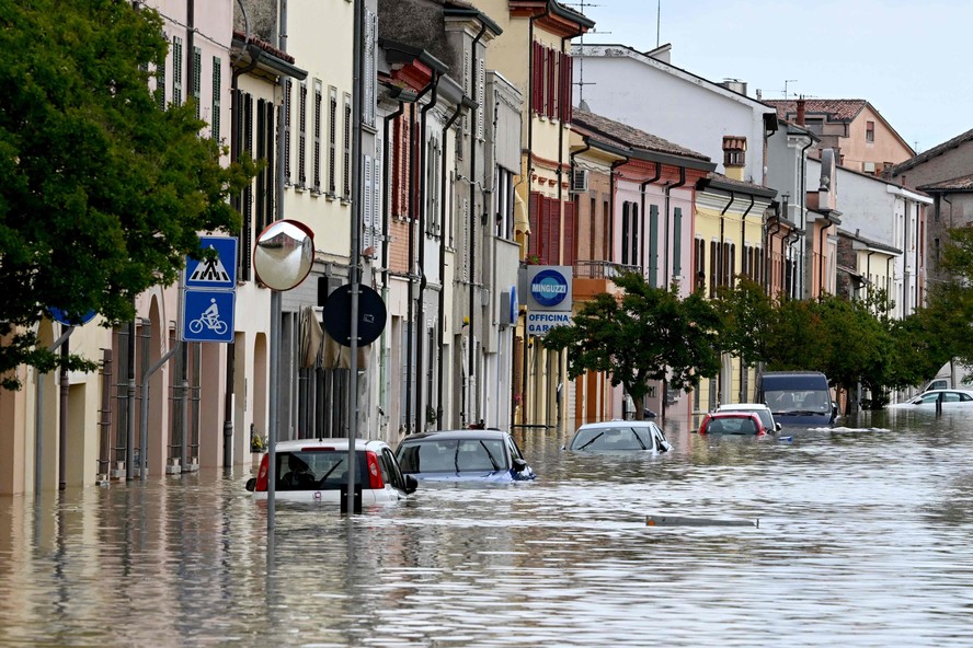 Enchente deixou vilarejos inteiros no Norte da Itália debaixo d'água