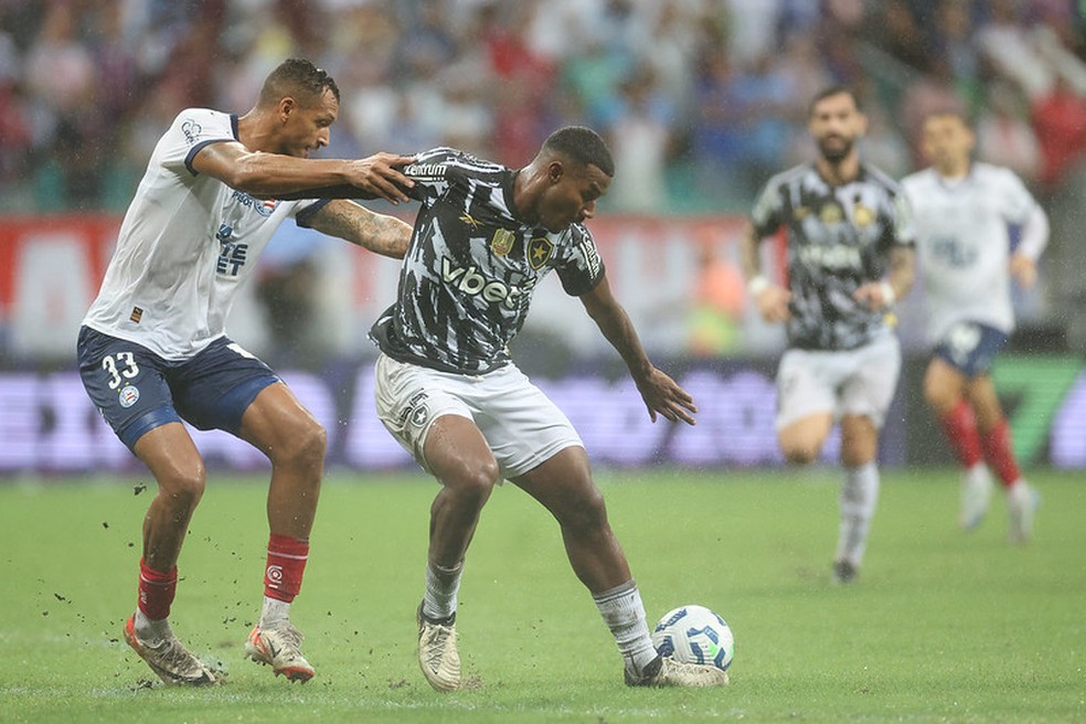 Cuiabano tenta se proteger das investidas de David Duarte na derrota do Botafogo para o Bahia — Foto: Vitor Silva/Botafogo