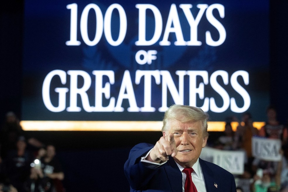 O presidente dos EUA, Donald Trump, chega para fazer um discurso marcando seu 100º dia no cargo no Macomb County Community College Sports Expo Center, em Warren, Michigan — Foto: Jim WATSON / AFP