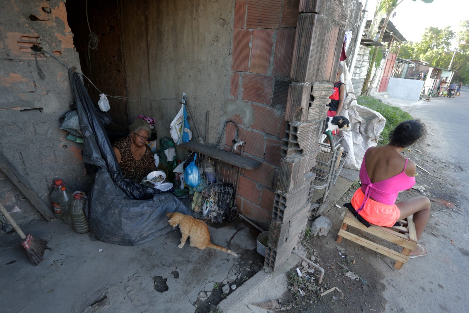 Fome: Juraci da Silva, 73 anos, comendo quentinha doada pela igreja, ela mora em um cubículo às margens da linha verde em Acari — Foto: Domingos Peixoto / Agência O Globo