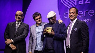 Milton Nascimento recebe o prêmio de personalidade do ano no Faz Diferença 2022. — Foto: Hermes de Paula / Agência O Globo