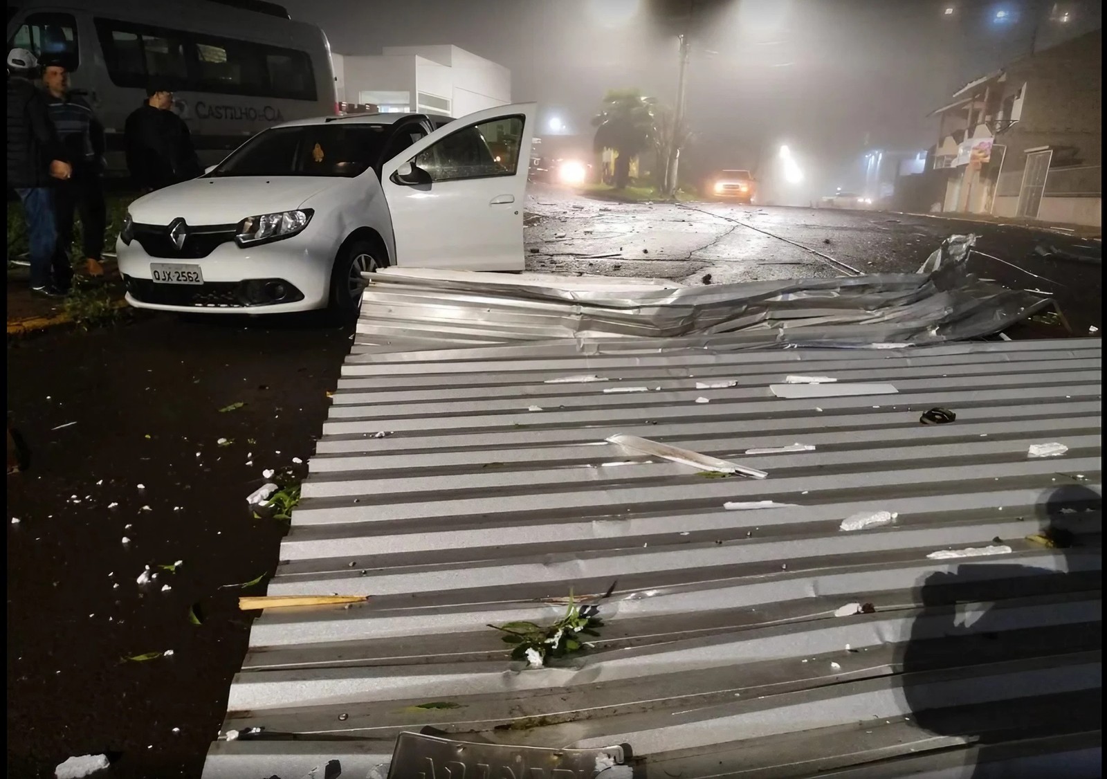 Ciclone arranca árvores, interdita estradas e causa estragos em SC. Na foto, faxinal dos Guedes, no Oeste de SC. — Foto: Defesa Civil/Divulgação