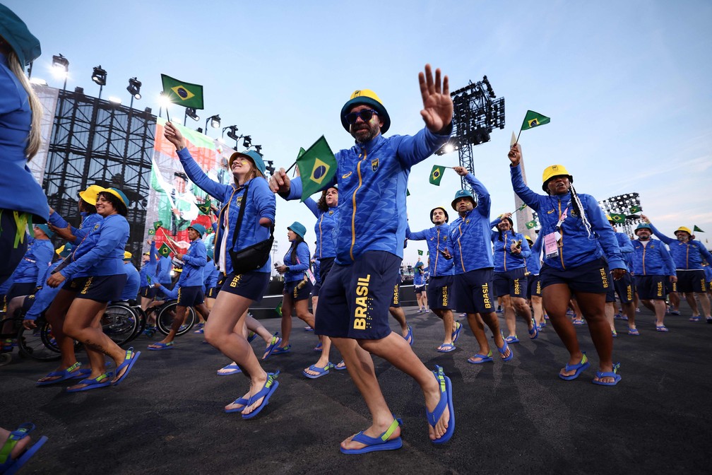 Brazil's delegation parades at the Place de la Concorde during the Paris 2024 Paralympic Games Opening Ceremony in Paris on August 28, 2024. (Photo by Franck FIFE / AFP) — Foto: Franck FIFE / AFP