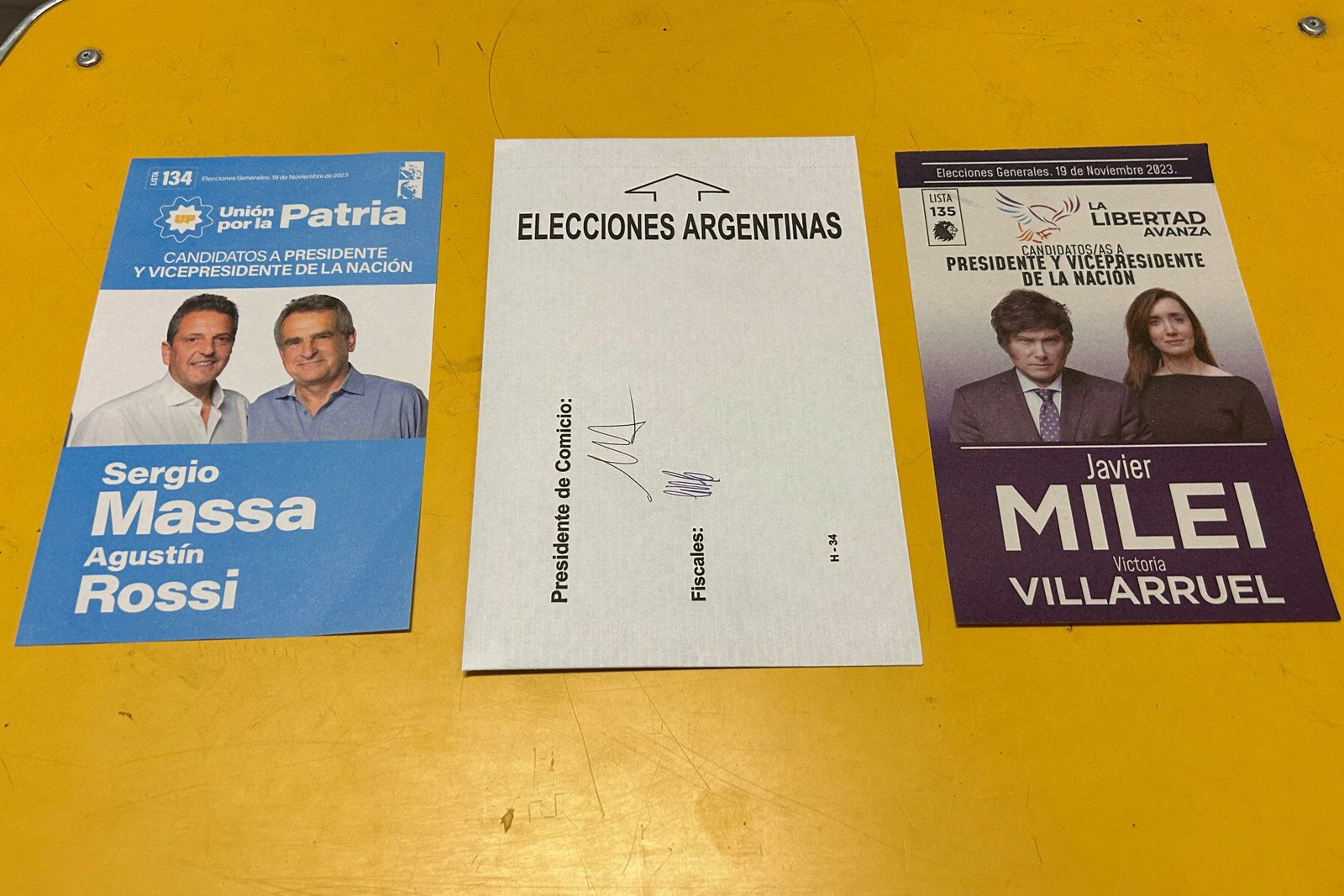 Folhetos de voto presidenciais em uma seção eleitoral em Buenos Aires — Foto: JUAN MABROMATA / AFP