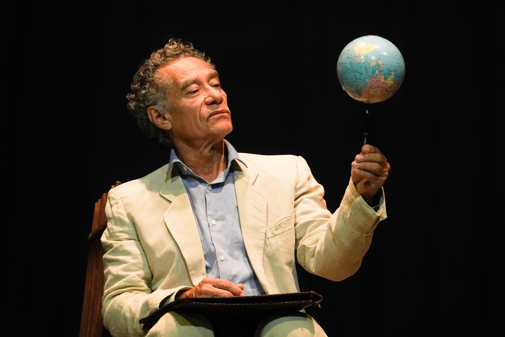 Chico Diaz em "A Lua vem da Ásia" — Foto: Hernane Cardoso/Divulgação