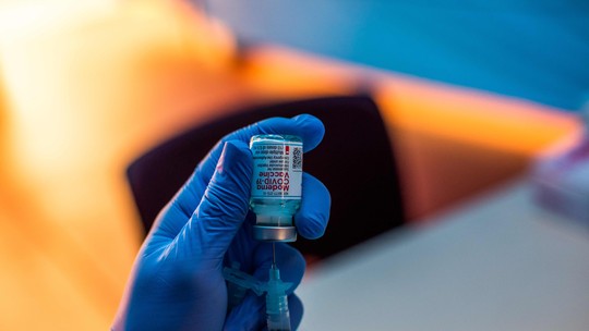 Covid: 1º lote de vacinas da Moderna chega ao Brasil