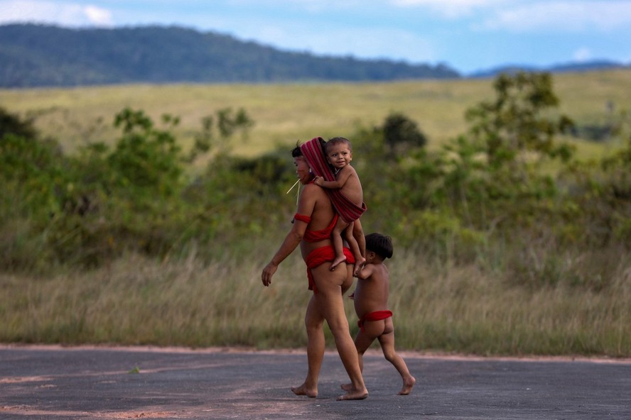 Mãe e filhos da etnia ianomâmi em Roraima: com exceção de 2021, por causa da Covid, em 2023 povo tem menor número de bebês de até um ano desde 2018 em seu território, que ainda sofre as consequências do garimpo ilegal