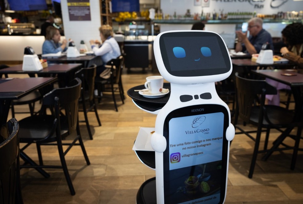 The robot follows its path to the customer's table. Allows GPS mapping of the hall "employee" On the wheels they roll smoothly — Photo: María Isabel de Oliveira/Agência O Globo
