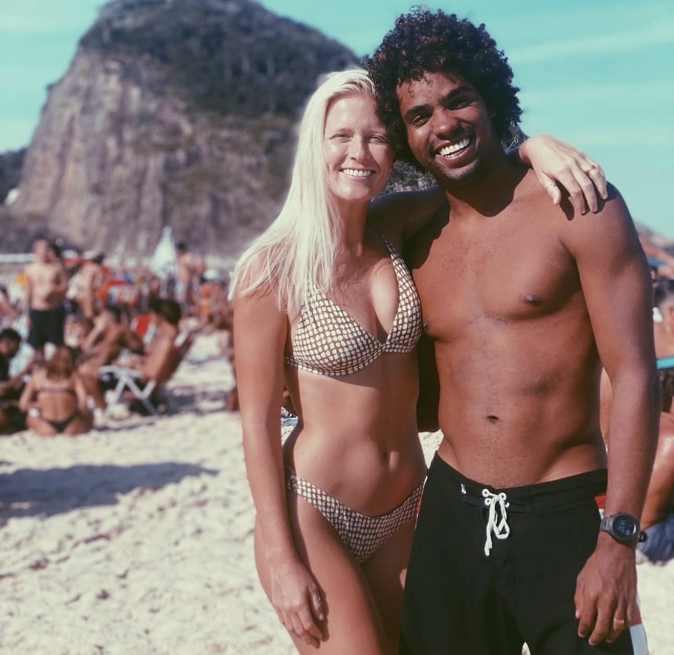 Surfista brasileiro Victor Bernardo e mulher sofrem grave acidente de carro; atleta vai passar por cirurgia - QTU Questões do Universo