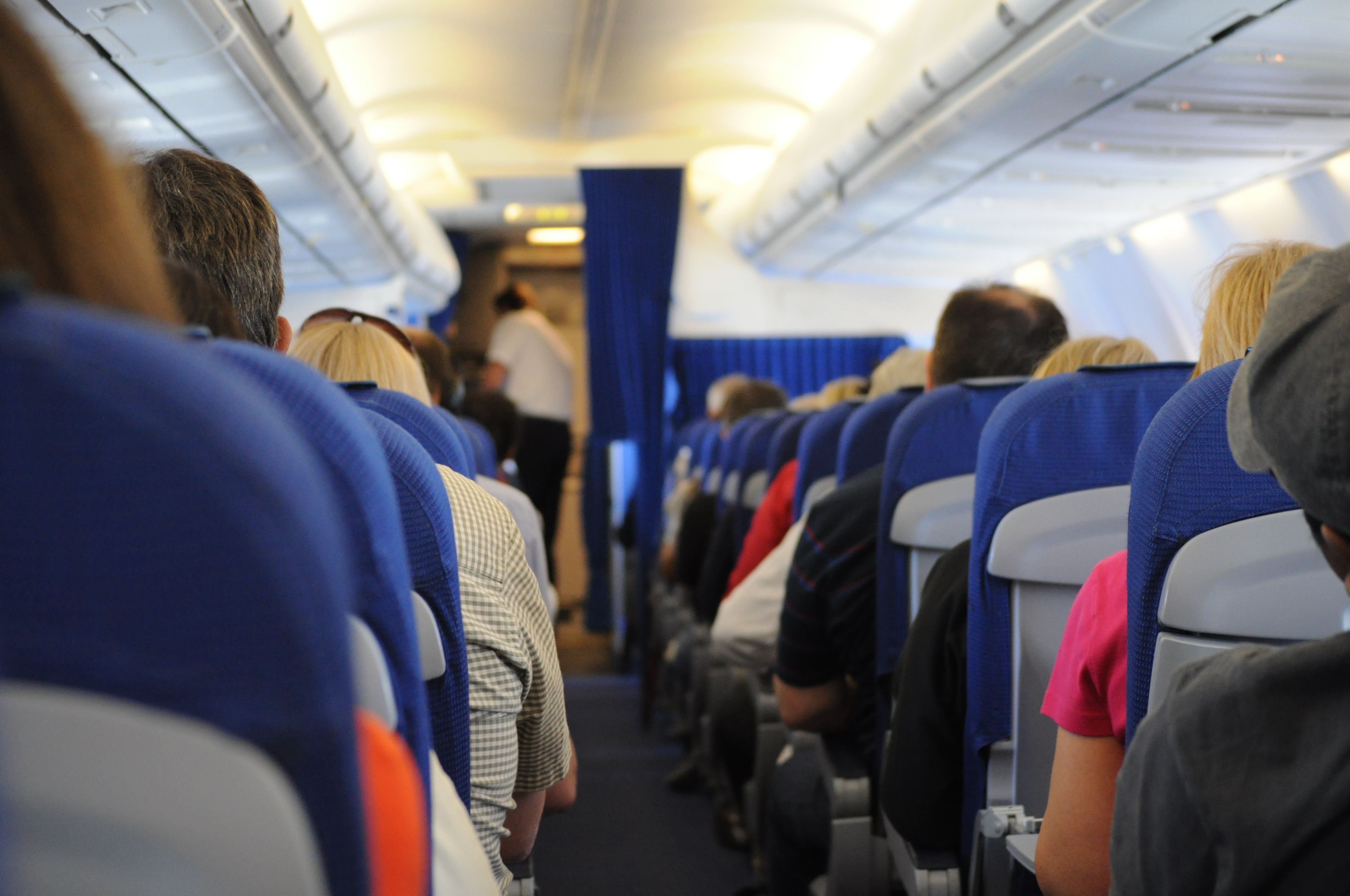 Pesquisa revela hábitos que mais irritam passageiros em aviões; veja lista - QTU Questões do Universo