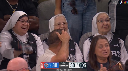 Freiras uniformizadas abençoam jogadores do San Antonio Spurs em jogo da NBA; assista