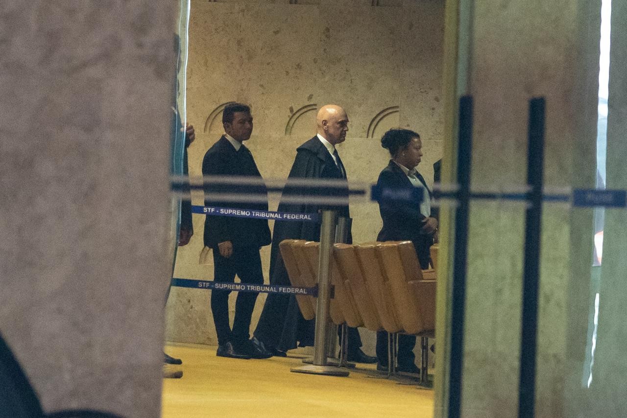 Fachin vota para manter separados casos de Moraes e Mendonça e a favor de aviso a ministros citados em caso Master