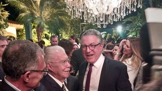 Sarney celebra 94 anos em festa com o ex-adversário Dino, ligação de Lula e abraço de Aécio em petistas; fotos