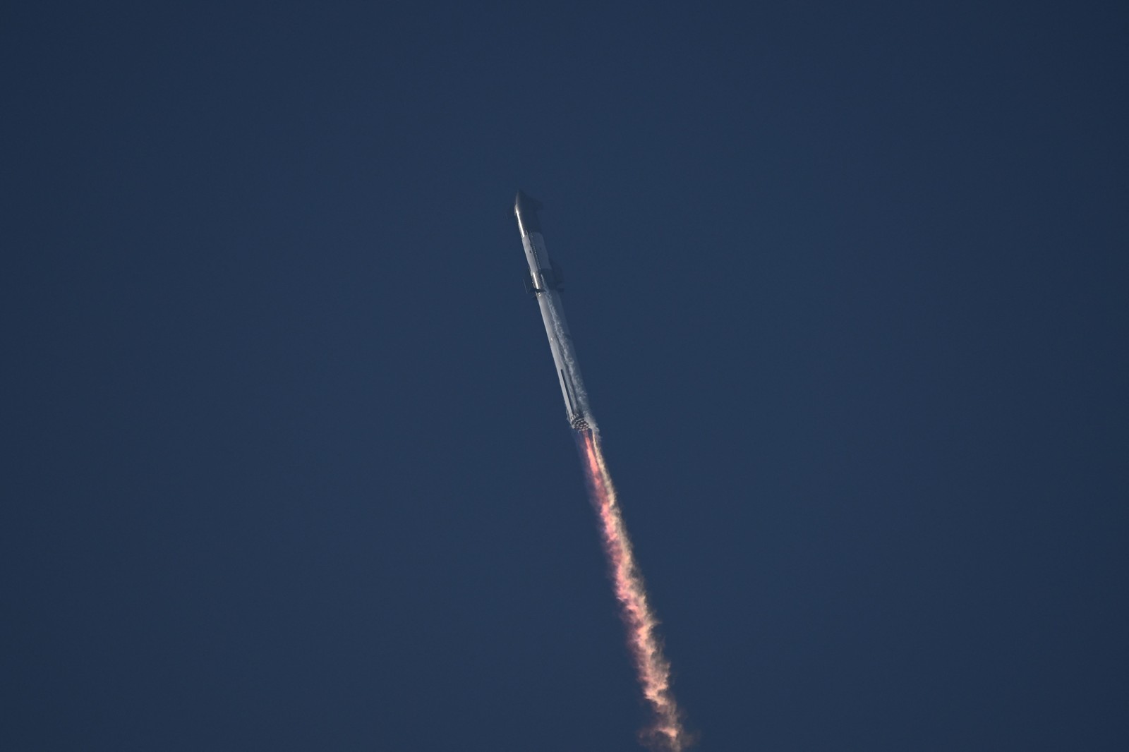 A SpaceX Starship decola da plataforma de lançamento durante um teste de voo da Starbase em Boca Chica, Texas, em 20 de abril de 2023 — Foto: Patrick T. Fallon / AFP