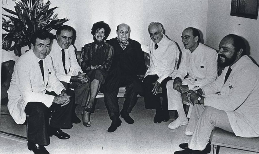 Foto de Tancredo com médicos divulgada para expressar otimismo — Foto: Arquivo/Gervásio Baptista