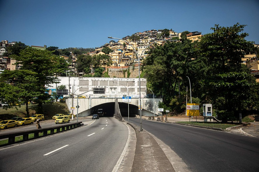 Túnel Santa Bárbara nos detalhes. Entrada do túnel Santa Bárbara e o Morro da Coroa