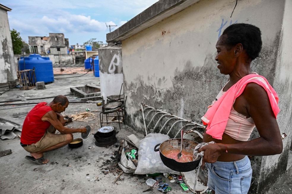 Pessoas cozinham com lenha em meio a crise energ&eacute;tica em Havana, em 13 de maio de 2026 &mdash; Foto: Yamil Lage/AFP
