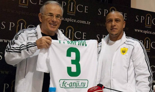 Roberto Carlos foi dirigente do clube russo Anzhi, onde também atuou como lateral — Foto: Reprodução