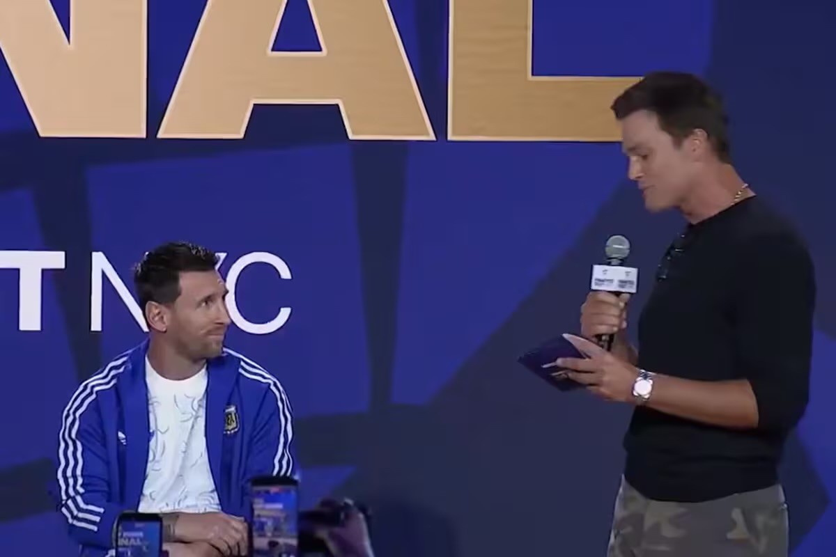 Sem entender pergunta em inglês, Dibu Martínez vira tradutor de Messi em evento com Tom Brady