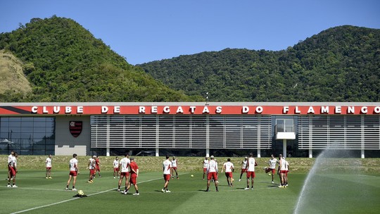 Jogadores do Flamengo se cobram por resposta à torcida para compensar ano decepcionante, com sete disputas de título