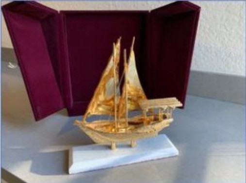 Foto da escultura de um navio recebido em viagem oficial tirada no inquérito da Polícia Federal — Foto: Divulgação