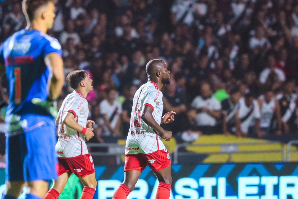 Maurício e Valencia marcaram os gols do Internacional em São Januário — Foto: Ricardo Duarte/Internacional