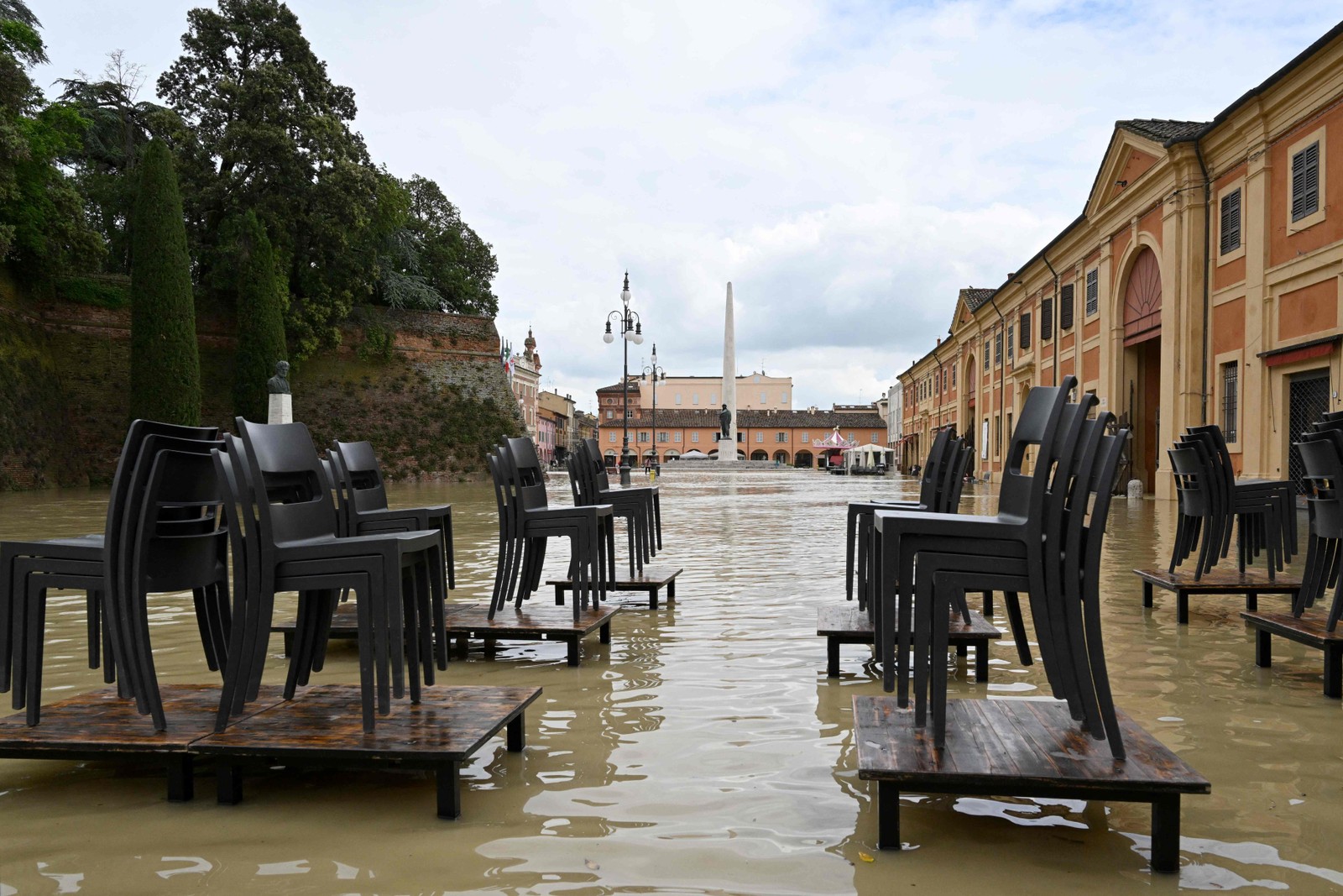 Cadeiras expostas em uma rua inundada na cidade de Lugo. As chuvas mataram mais de dez pessoas e devastaram casas e fazendas.  — Foto: Andreas SOLARO / AFP