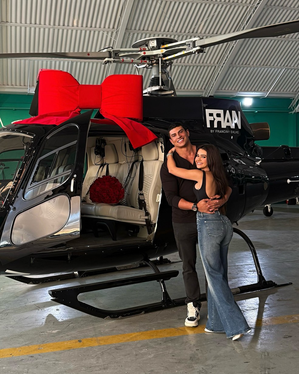 Franciny Ehlke ganhou um helicóptero de presente do noivo Tony Maleh — Foto: Reprodução/Instagram