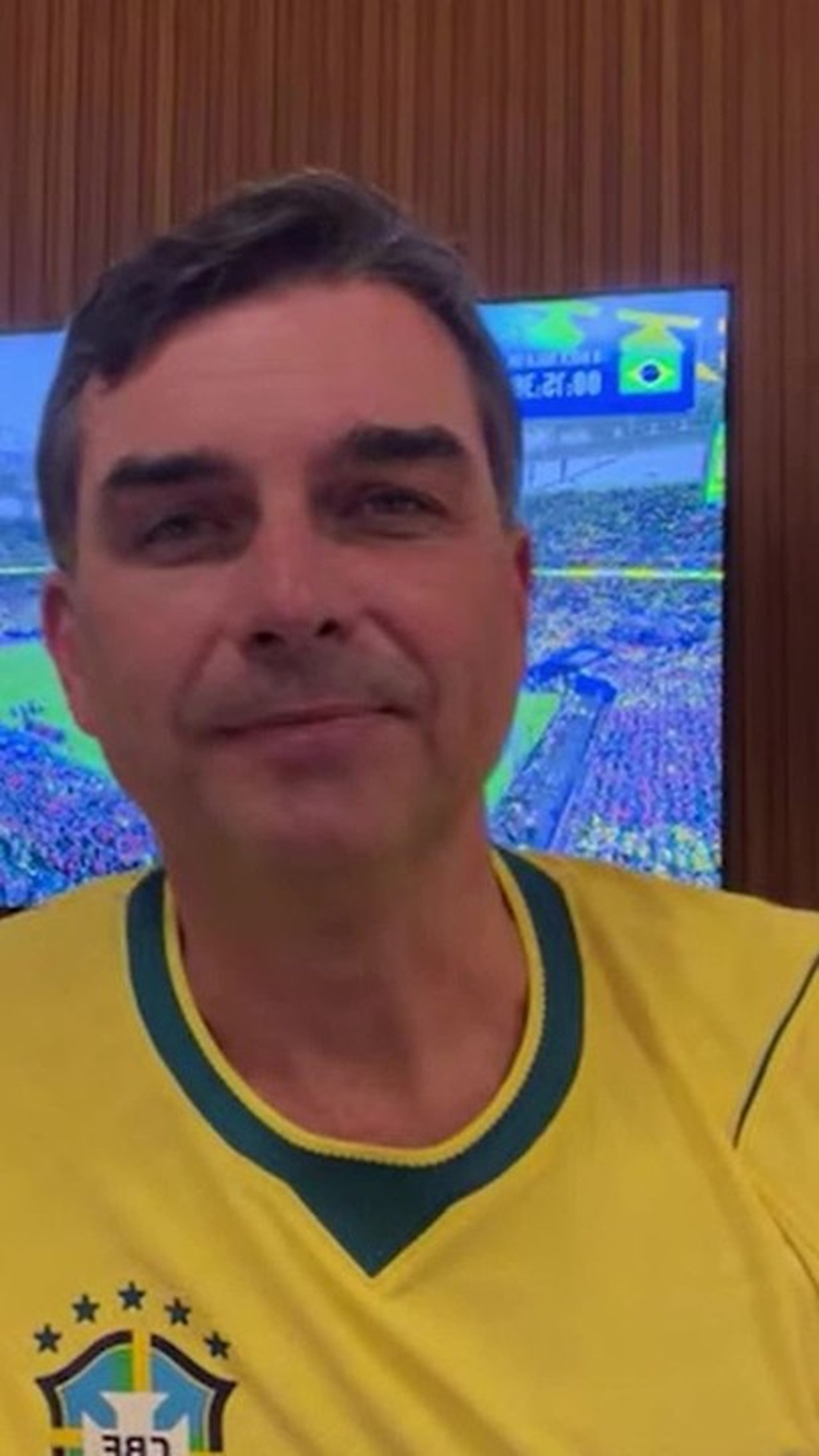 Flávio Bolsonaro ignora críticas e afirma que nada o aborrece em dia de jogo