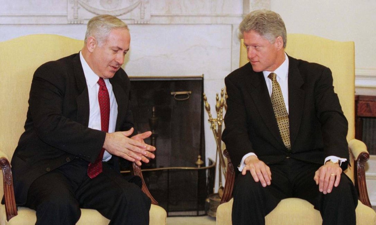 Netanyahu e o presidente dos Estados Unidos, Bill Clinton, em janeiro de 1998, no Salão Oval da Casa Branca. — Foto: Rick Wilking / Reuters