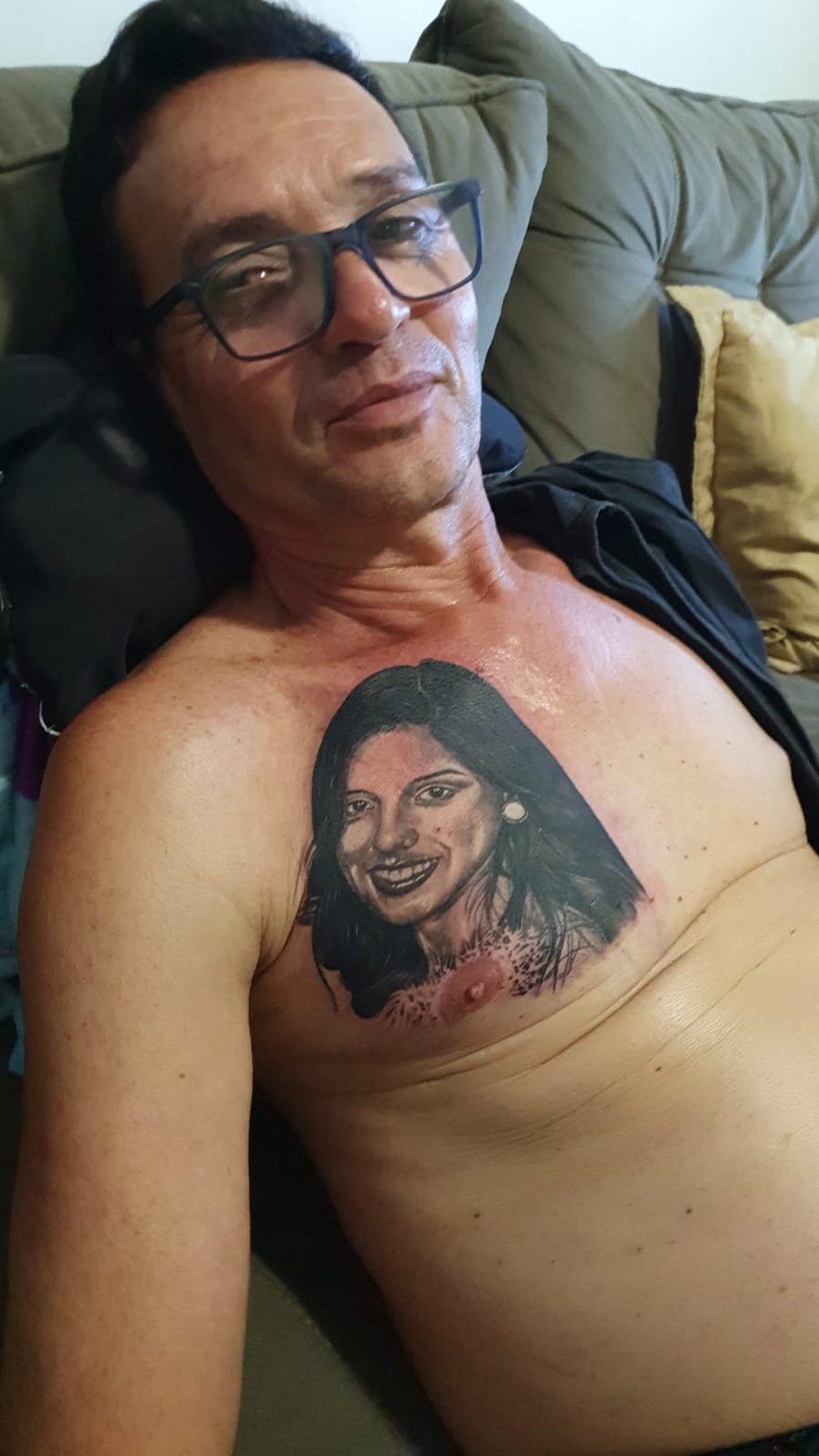 Alcimar, pai de Letycia Peixoto Fonseca, com a tatuagem em homenagem à filha em seu peito — Foto: Arquivo pessoal