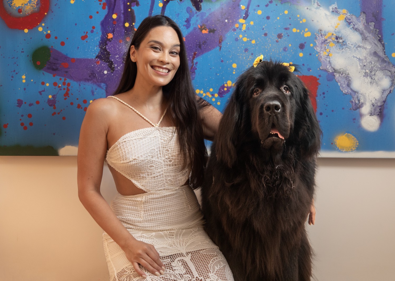 Actress Clarice Alves with her dog — Photo: Ana Branco